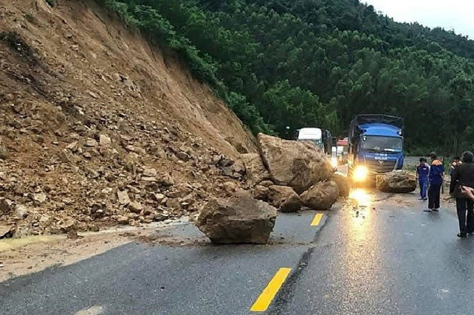 Bình Định: Sạt lở đèo An Khê, đá lớn lăn xuống mặt đường Binh Dinh: Sat lo deo An Khe, da lon lan xuong mat duong