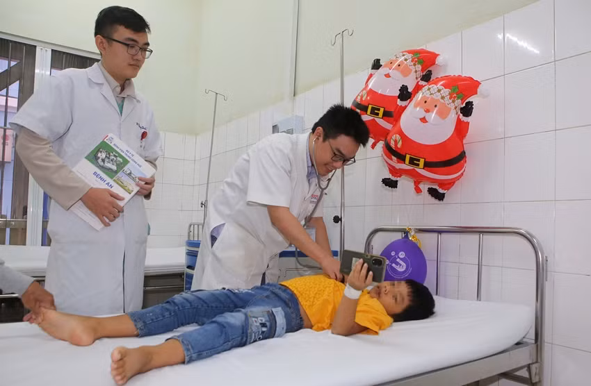 Gianh lai su song cho be trai uong nham thuoc sau