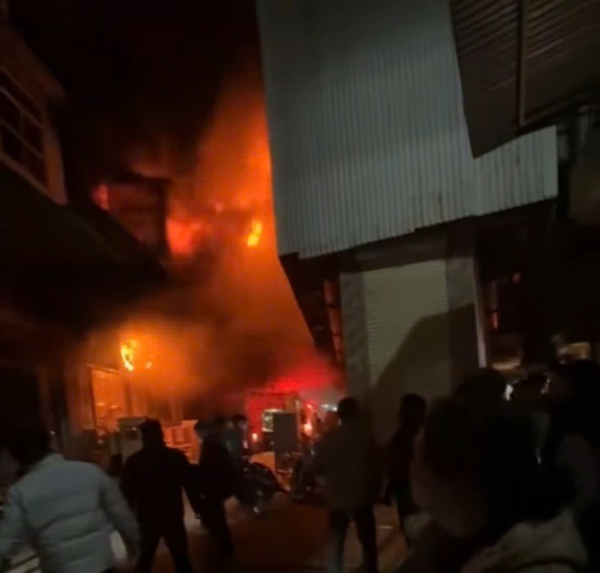 Ha Noi: Chay nha xuong, cua hang do go trong dem