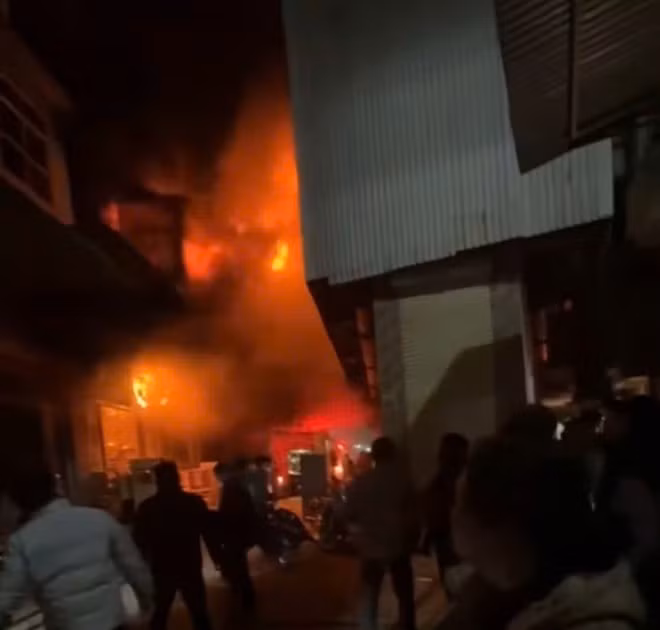 Hà Nội: Cháy nhà xưởng, cửa hàng đồ gỗ trong đêm Ha Noi: Chay nha xuong, cua hang do go trong dem