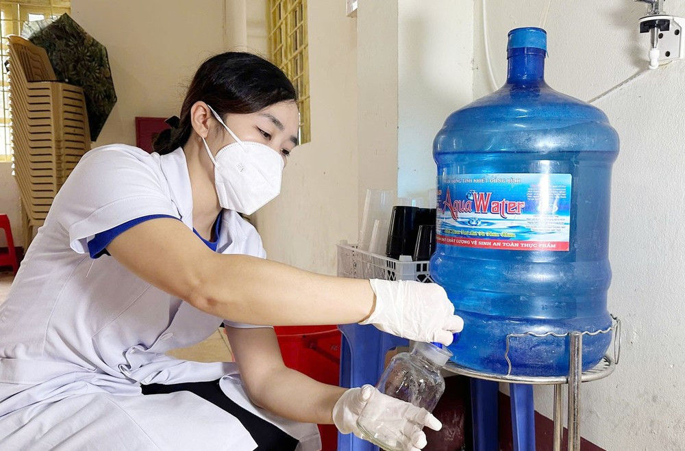 Kết quả kiểm nghiệm mẫu thực phẩm của Viện Kiểm nghiệm an toàn vệ sinh thực phẩm Quốc gia, đã phát hiện 4 món ăn tại bữa cơm là món dưa chuột, chả lả lốt, thịt gà rang, canh rau muống dương tính với vi khuẩn Salmonella. (Ảnh Báo Lào Cai điện tử)