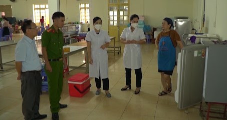 Hồi tháng 8/2024, vụ ngộ độc thực phẩm khiến 80 học sinh, sinh viên ở nội trú trong ký túc xá Trường Cao đẳng Lào Cai cơ sở 1 (phường Bắc Cường, TP Lào Cai) mắc phải, trong đó có 54 em phải nhập viện với các biểu hiện tiêu hoá, nghi ngộ độc thực phẩm sau khi ăn cơm tối tại nhà ăn. Bữa ăn có thịt lợn rang, thịt lợn kho, thịt gà xào hành tây, chả lá lốt, thịt gà rang, giá xào bắp cải, dưa chuột muối, canh rau muống. Ngoài ra, còn có món bánh bao nhân xúc xích được mua từ cơ sở bên ngoài. (Ảnh: Truyền hình Lào Cai)