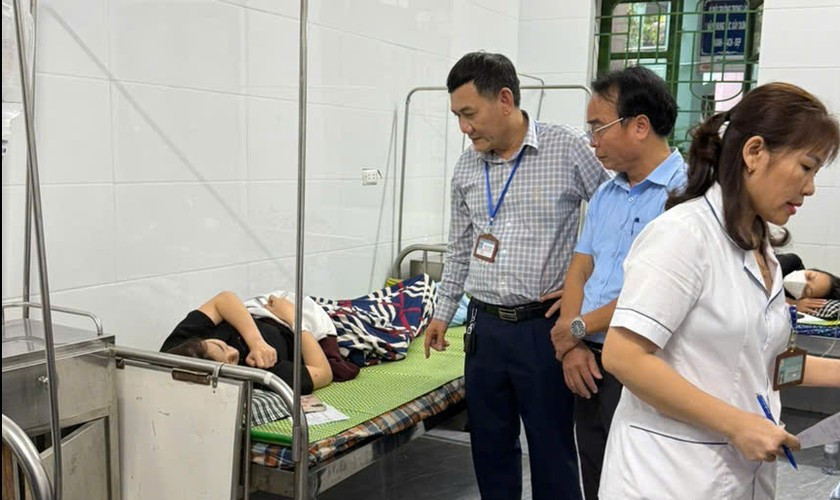 Sau giờ ăn trưa ngày 6/12, 84 công nhân (thuộc Khu công nghiệp WHA và Khu công nghiệp VSIP Nghệ An) xuất hiện các triệu chứng chóng mặt, đau đầu, buồn nôn… được đưa vào bệnh viện cấp cứu. Cơ quan chức năng đã quyết định tạm dừng chỉ hoạt động đối với đơn vị cung cấp suất ăn là Công ty Cổ phần Thương mại BAC (địa điểm kinh doanh số 340 Đặng Thai Mai, xã Hưng Đông, TP Vinh). (Ảnh: Pháp luật Việt Nam)