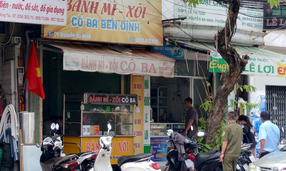 Mới đây, vụ ngộ độc sau ăn bánh mì tại TP Vũng Tàu khiến gần 300 người nhập viện thăm khám và 1 trường hợp tử vong. Ngay sau khi có thông tin, Cục An toàn thực phẩm (Bộ Y tế) ngày 27/11 đã có văn bản gửi Sở Y tế tỉnh Bà Rịa - Vũng Tàu đề nghị điều tra xác định rõ nguyên nhân, truy xuất tận cùng nguồn gốc thực phẩm nghi ngờ gây ngộ độc, xử lý nghiêm vi phạm (nếu có).