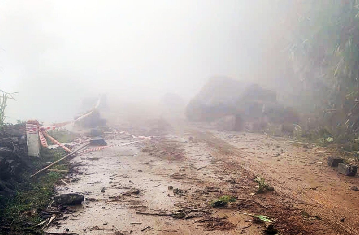 Lao Cai: Sat lo tren tinh lo 158 gay chia cat giao thong