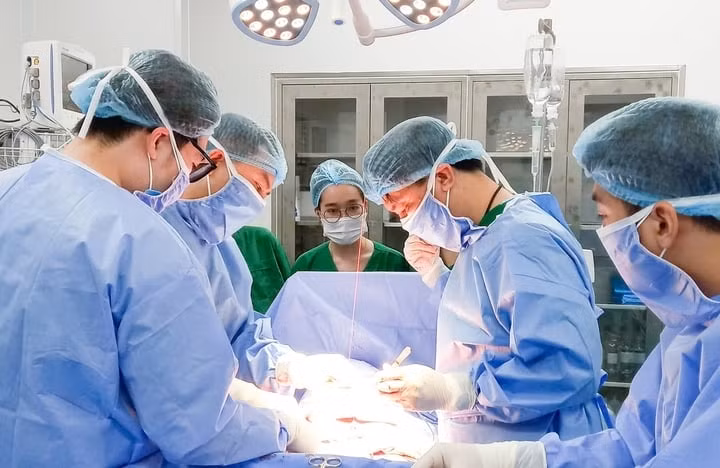 Phẫu thuật thành công cho nữ sinh có khối u buồng trứng “khủng“ Phau thuat thanh cong cho nu sinh co khoi u buong trung “khung“