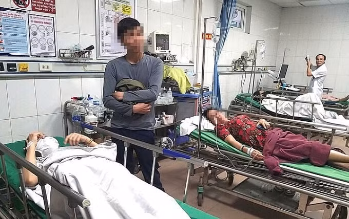 Vu 84 cong nhan o Nghe An nhap vien: Ngo doc do vi sinh vat