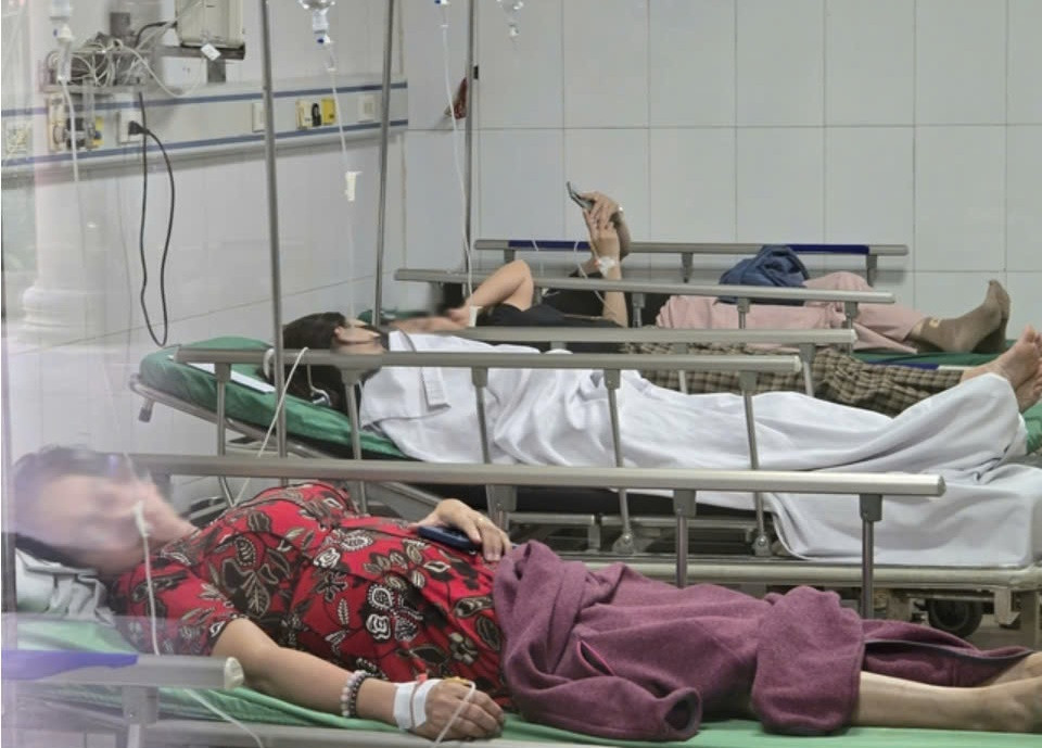 Hon 60 cong nhan o Nghe An nhap vien cap cuu sau bua trua