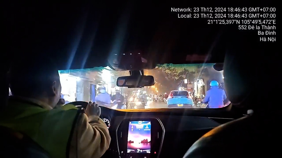 CSGT Ha Noi ho tro be 3 tuoi ngat tren xe khach den vien