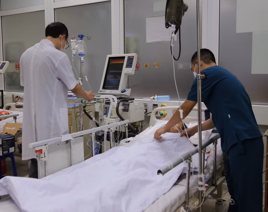 Uống rượu, 2 người đàn ông nhập viện cấp cứu,1 người tử vong Uong ruou, 2 nguoi dan ong nhap vien cap cuu,1 nguoi tu vong