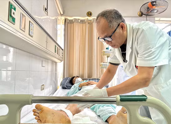 Cuu song nguoi dan ong dut lia co chan do may cat co