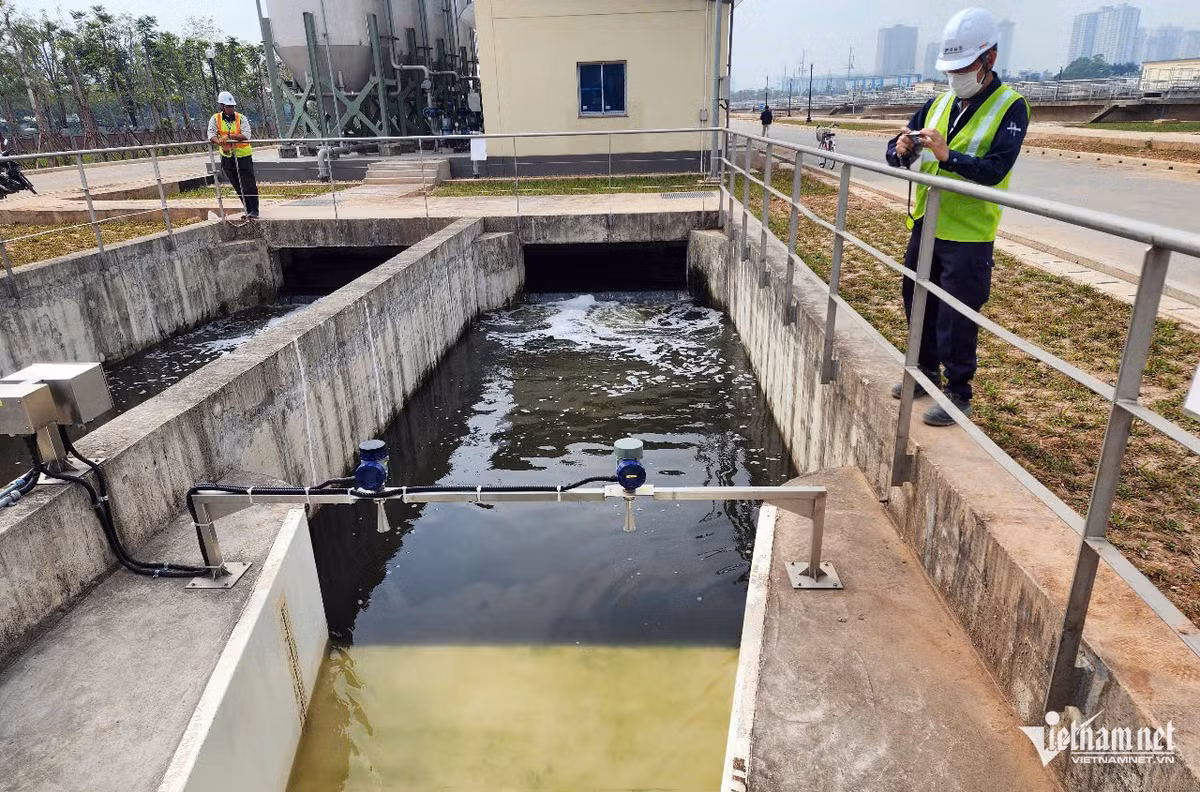 Cán bộ kỹ thuật của Nhà máy xử lý nước thải Yên Xá kiểm tra chất lượng nước đã được 'hồi sinh' trước khi xả ra sông Tô Lịch.