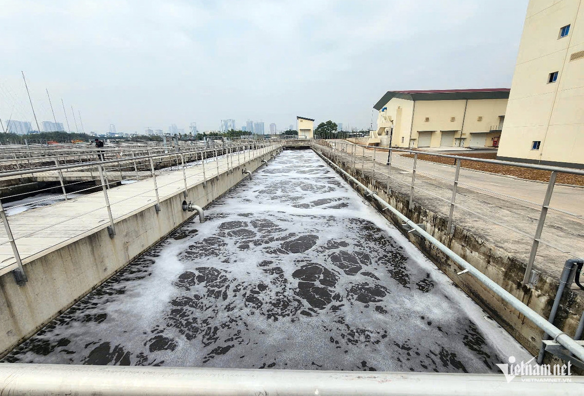 Hàng nghìn m3 nước thải sông Tô Lịch được bơm vào Nhà máy xử lý nước thải Yên Xá để làm trong xanh trở lại.