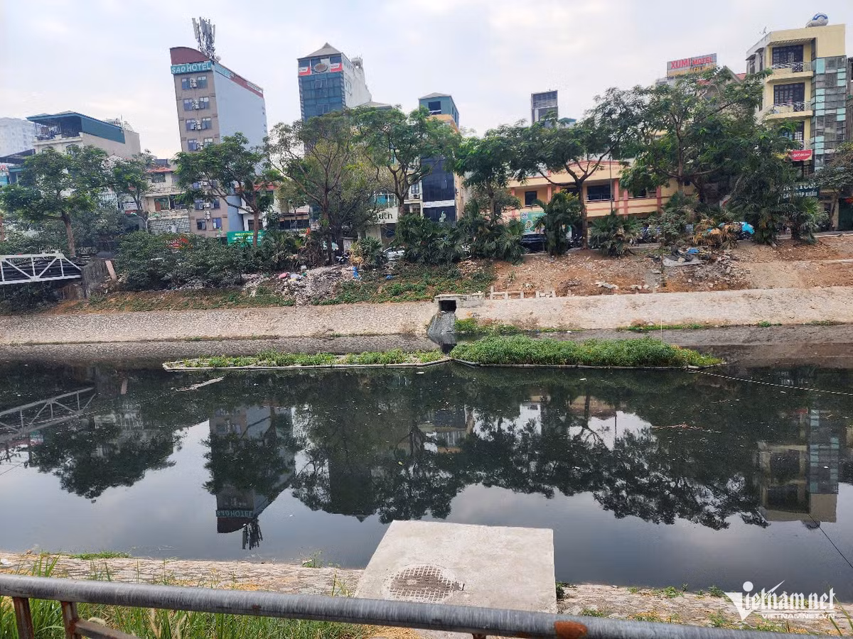 Trong buổi làm việc với Bí thư Thành ủy Hà Nội, các đơn vị liên quan của thành phố đã bàn các phương án hiệu quả nhất, thi công nhanh nhất để dẫn nước từ sông Hồng vào sông Tô Lịch. Đây là phương án tạo dòng chảy, 'hồi sinh' sông Tô Lịch.