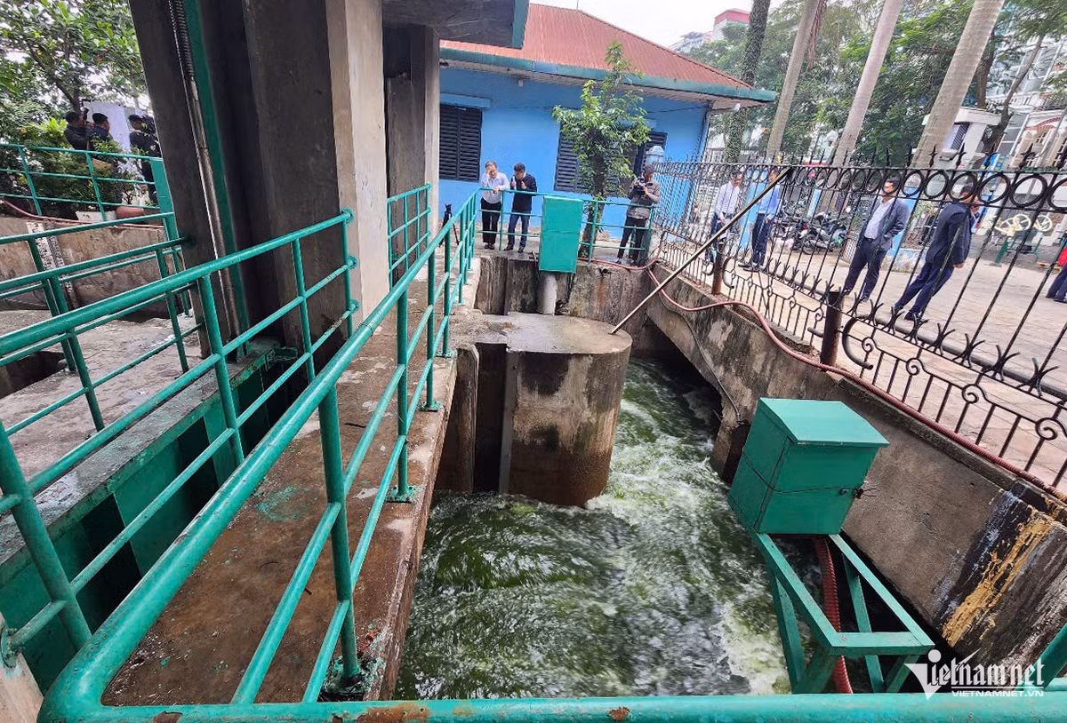 Điểm đầu tiên, lãnh đạo TP Hà Nội kiểm tra là khu vực cửa xả nước từ hồ Tây vào sông Tô Lịch, trên địa bàn quận Tây Hồ. Lãnh đạo Công ty thoát nước Hà Nội cho biết, trong ngày 2/12, đơn vị này mở cửa xả bổ cập hàng nghìn m3 nước hồ Tây vào sông Tô Lịch.