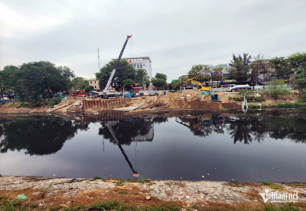 Dù hệ thống đường ống ngầm dẫn nước thải đã hoàn thành, nhưng hai bên bờ sông Tô Lịch vẫn còn nhiều hạng mục thi công dở dang.