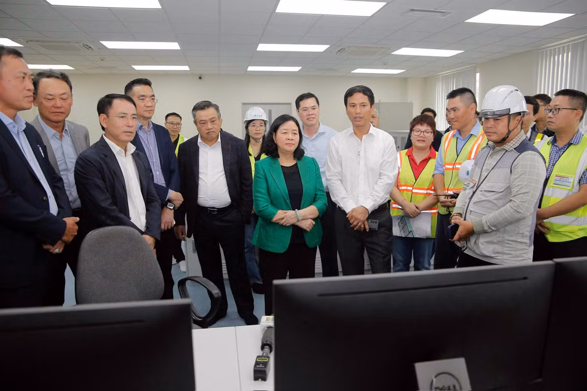 Sau khi kiểm tra gói thầu thi công hệ thống dẫn nước thải sông Tô Lịch, lãnh đạo TP Hà Nội xem xét quy trình vận hành Nhà máy xử lý nước thải Yên Xá. Sau hơn 8 năm thi công, nhà máy này được đưa vào vận hành từ ngày 1/12/2024.