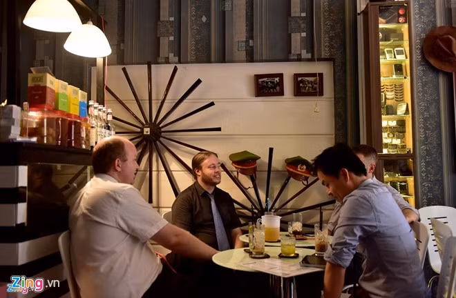 Dien vien Nguyen Hoang nhap vien ghep hop so-Hinh-2