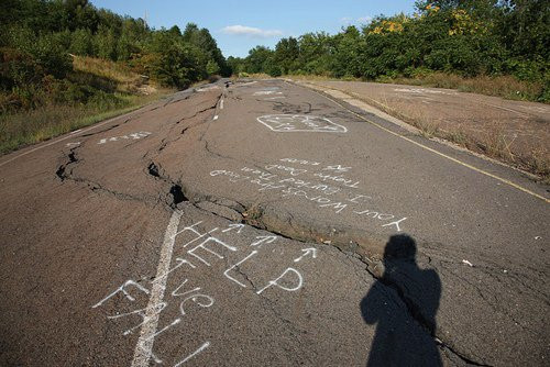 Thị trấn Centralia (Mỹ): Centralia là một trong những thị trấn bị bỏ hoang gây nhiều tranh cãi nhất nước Mỹ. Nằm tại bang Pennsylvania, nơi này từng được cho là mỏ than Antraxit vô cùng lớn. Chính quyền đã từng thuyết phục người dân di cư để họ có quyền sở hữu và khai thác mỏ này, song không có tác dụng. Năm 1962, một đám cháy đã xảy ra tại bãi rác gần nghĩa trang Odd Fellows trong thị trấn, ngọn lửa nhanh chóng lan truyền thông qua một lối vào mỏ than bên dưới thành phố và các đám cháy bén vào mỏ than, cháy âm ỉ trong gần 20 năm. Các cột khói độc, lòng đường giao thông bị nứt ra. Toàn bộ người dân đã phải sơ tán Nhiều người cho rằng đây có thể là một âm mưu của chính quyền địa phương để chiếm đoạt được khu vực này.