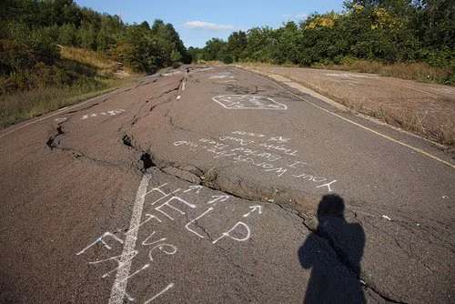 Thị trấn Centralia (Mỹ): Centralia là một trong những thị trấn bị bỏ hoang gây nhiều tranh cãi nhất nước Mỹ. Nằm tại bang Pennsylvania, nơi này từng được cho là mỏ than Antraxit vô cùng lớn. Chính quyền đã từng thuyết phục người dân di cư để họ có quyền sở hữu và khai thác mỏ này, song không có tác dụng. Năm 1962, một đám cháy đã xảy ra tại bãi rác gần nghĩa trang Odd Fellows trong thị trấn, ngọn lửa nhanh chóng lan truyền thông qua một lối vào mỏ than bên dưới thành phố và các đám cháy bén vào mỏ than, cháy âm ỉ trong gần 20 năm. Các cột khói độc, lòng đường giao thông bị nứt ra. Toàn bộ người dân đã phải sơ tán Nhiều người cho rằng đây có thể là một âm mưu của chính quyền địa phương để chiếm đoạt được khu vực này.