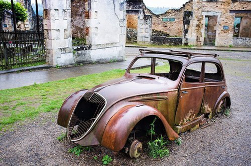 Thị trấn Oradour-sur-Glane (Pháp): Oradour-sur-Glane bị bỏ hoang từ vụ thảm sát kinh hoàng tại đây do Đức Quốc xã tiến hành trong năm 1944. 642 người - phần lớn là phụ nữ và trẻ em - đã bị giết hại trong cuộc tấn công khủng khiếp này. Tướng Pháp hồi đó là Charles de Gaulle đã tuyên bố cả thị trấn này sẽ bị bỏ hoang và trở thành đài tưởng niệm in đậm dấu ấn cho sự tàn ác của Phát xít. Giờ đây, các con đường chỉ còn lại xác của những chiếc xe ô tô đã không kịp di tản, giờ hoen ố, rỉ sét bên cạnh những tòa nhà đổ nát. Nhiều người còn khẳng định vào ban đêm, họ nhìn thấy những bóng người kì ạ di chuyển chậm rãi trên những đường phố vắng tanh.