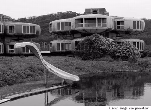 Thành phố Sanzhi (Đài Loan): Nằm tại thành phố Tam Chi, Tân Bắc, Đài Loan, khu vực được gọi là thành phố Sanzhi ban đầu là một khu nghỉ mát phục vụ cho quân đội và tướng lĩnh Mỹ đóng quân tại Đài Loan. Các tòa nhà được xây dựng với khối kiến trúc mô phỏng UFO thuộc diện sang trọng và xa xỉ bậc nhất. Tuy nhiên từ năm 1980, thành phố này đã bị bỏ hoang và cấm người đến cư trú. Lí do là bởi trong thời gian xây dựng, nhiều công nhân tại đây đã bị thiệt mạng do tai nạn hoặc nhiều lí do quái nghiệt khác. Con số người bị chết khi sống và làm việc tại đây lên tới con số 20. Nhiều suy đoán cho rằng, lí do là bởi thành phố này đã xây dựng lên khu vực chôn cất của người Hà Lan, một số khác cho biết một bức tượng rồng đã bị phá hủy trong quá trình xây dựng đã khiến nhiều người ở đây bị báo ứng.