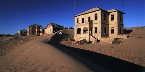 Thị trấn Kolmanskop (Namibia): Thị trấn này trước kia từng là nơi khai thác kim cương rất thịnh vượng của chính quyền Đức Quốc xã. Nơi đây có cả những phòng khiêu vũ, một rạp hát xa hoa và các hệ thống xe điện đầu tiên ở châu Phi. Song kể từ khi mỏ kim cương cạn kiệt, hệ quả của việc khai khác kim cương quá mức chính là việc toàn bộ thị trấn này bị sa mạc hóa. Giờ đây nó chỉ còn là những căn nhà chứa đầy cát và những con thú hoang.