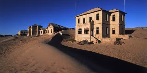 Thị trấn Kolmanskop (Namibia): Thị trấn này trước kia từng là nơi khai thác kim cương rất thịnh vượng của chính quyền Đức Quốc xã. Nơi đây có cả những phòng khiêu vũ, một rạp hát xa hoa và các hệ thống xe điện đầu tiên ở châu Phi. Song kể từ khi mỏ kim cương cạn kiệt, hệ quả của việc khai khác kim cương quá mức chính là việc toàn bộ thị trấn này bị sa mạc hóa. Giờ đây nó chỉ còn là những căn nhà chứa đầy cát và những con thú hoang.