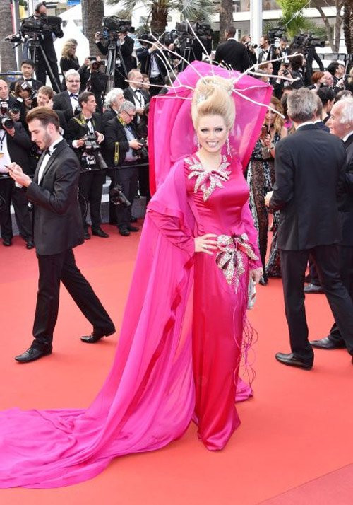 Mới đi được nửa chặng đường nhưng thảm đỏ Cannes 2016 cũng vừa đón nhận không ít những "thảm họa thời trang". Nhiều khách mời gây bất ngờ với trang phục "chẳng giống ai" hoặc quá tuềnh toàng với một sự kiện lớn như LHP Cannes.