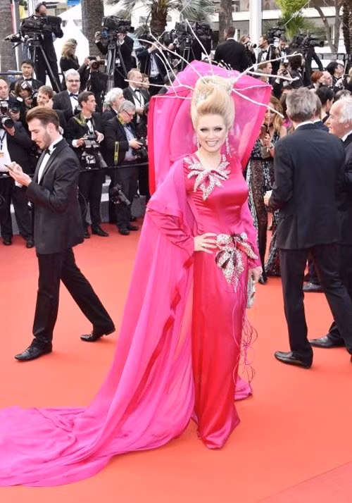 Mới đi được nửa chặng đường nhưng thảm đỏ Cannes 2016 cũng vừa đón nhận không ít những "thảm họa thời trang". Nhiều khách mời gây bất ngờ với trang phục "chẳng giống ai" hoặc quá tuềnh toàng với một sự kiện lớn như LHP Cannes.