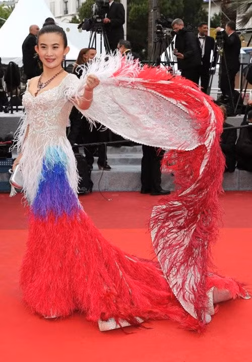 Một bộ đầm rườm rà và đồng bóng của sao Hoa ngữ.