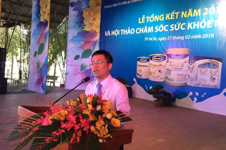 Ông Mai Thanh Việt – Giám Đốc Marketing ngành hàng sữa bột, Vinamilk giới thiệu đến người cao tuổi các sản phẩm dinh dưỡng đặc biệt của Vinamilk dành cho người cao tuổi.