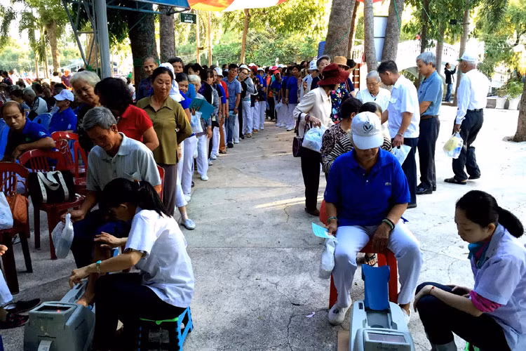 Hoạt động đo loãng xương miễn phí tại chương trình đã thu hút sự quan tâm của hàng ngàn người cao tuổi.