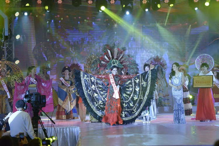 Kelly Trang Tran doat giai trang phuc dan toc HH Quy ba the gioi