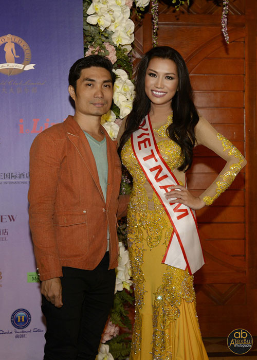 Tại Mỹ, Kelly Trang Trần hoạt động rất tích cực trong các chương trình thiện nguyện, cộng đồng. Chị là một trong những người điều hành của quỹ phòng chống ung thư vú do bà thị trưởng Nevada sáng lập, các chương trình hỗ trợ cho người vô gia cư, và khó khăn… Tại cộng đồng người Việt, Kelly Trang Trần là giáo viên dạy tiếng Việt tình nguyện cho con em người Việt vào mỗi dịp cuối tuần.