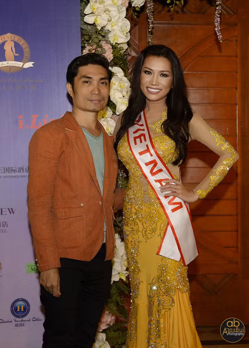 Tại Mỹ, Kelly Trang Trần hoạt động rất tích cực trong các chương trình thiện nguyện, cộng đồng. Chị là một trong những người điều hành của quỹ phòng chống ung thư vú do bà thị trưởng Nevada sáng lập, các chương trình hỗ trợ cho người vô gia cư, và khó khăn… Tại cộng đồng người Việt, Kelly Trang Trần là giáo viên dạy tiếng Việt tình nguyện cho con em người Việt vào mỗi dịp cuối tuần.