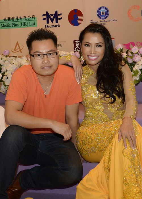 Để động viên Kelly Trang Trần trong cuộc thi này, ông xã chị, anh Alex Bùi (Bùi Huy Hoàng) cũng đã đáp máy bay sang cổ vũ chị tham dự cuộc thi. Hoa hậu quý bà Kelly Trần hiện có một gia đình đầm ấm với một con trai và một con gái, chồng chị là người Việt, cũng là “nhiếp ảnh gia” riêng cho vợ.