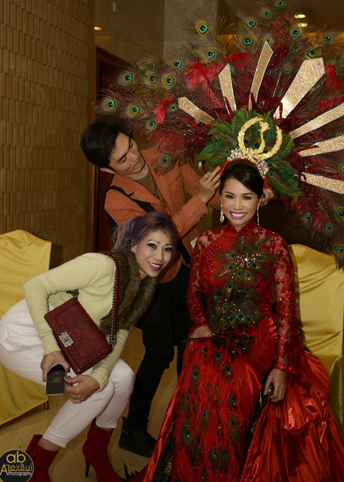 Bộ trang phục được lấy ý tưởng kết hợp từ chiếc áo dài duyên dáng, đằm thắm của phụ nữ Việt, cùng các họa tiết đặc trưng của Việt Nam như họa tiết trống đồng, mũ cách điệu thời Hùng Vương… Hơn 5 tháng chuẩn bị cho chiếc áo dài, tỉ mỉ đến từng chi tiết, Kelly Trang Trần mong muốn bộ trang phục biểu thị cho vẻ đẹp, sự quyền uy của người phụ nữ mà vẫn đậm đà bản sắc Việt.