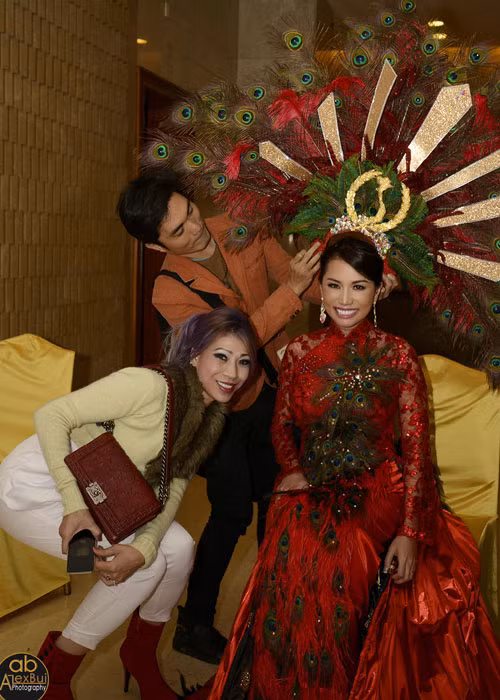 Bộ trang phục được lấy ý tưởng kết hợp từ chiếc áo dài duyên dáng, đằm thắm của phụ nữ Việt, cùng các họa tiết đặc trưng của Việt Nam như họa tiết trống đồng, mũ cách điệu thời Hùng Vương… Hơn 5 tháng chuẩn bị cho chiếc áo dài, tỉ mỉ đến từng chi tiết, Kelly Trang Trần mong muốn bộ trang phục biểu thị cho vẻ đẹp, sự quyền uy của người phụ nữ mà vẫn đậm đà bản sắc Việt.