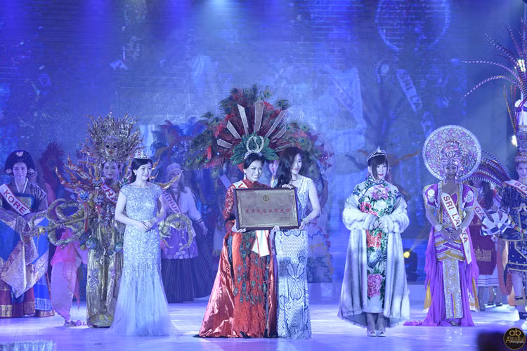 Bộ trang phục ấn tượng của Kelly Trang Trần không chỉ được ban giám khảo khen ngợi, mà còn được các thí sinh khác tấm tắc khâm phục khi biết chính chị đã tự tay thực hiện trang phục này. Với Kelly Trang Trần, đây là giải thưởng khiến chị vô cùng xúc động, đã “bù đắp” cho quá trình chuẩn bị chu đáo, và vô cùng tâm huyết của chị khi thực hiện bộ trang phục.