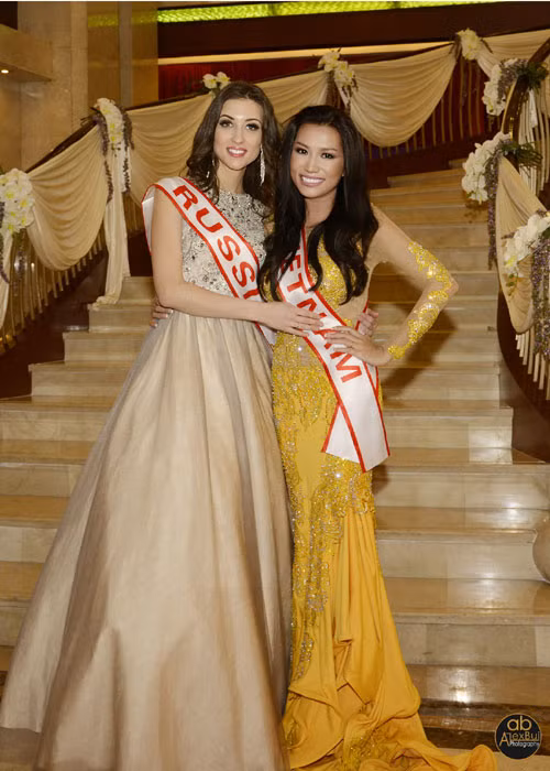 Hoa hậu Kelly Trang Trần, tên thật là Trần Thị Diễm Trang, sinh năm 1980 tại Việt Nam, chị sang Mỹ định cư năm 1993 và hiện đang sinh sống tại bang Nevada (Mỹ). Khi sang Mỹ, Kelly Trang Trần rất tích cực hoạt động trong lĩnh vực nghệ thuật, chị là người mẫu ảnh, quảng cáo.