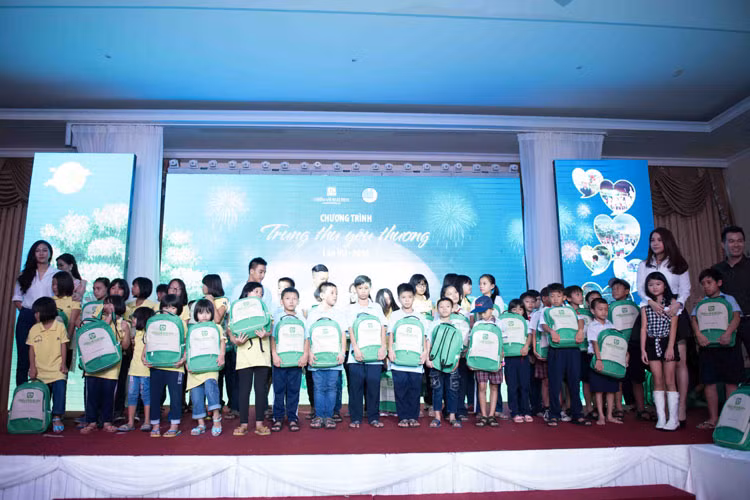 Các nghệ sĩ cùng ban tổ chương trình dành tặng những phần quà bao gồm ba lô, áo mưa, bánh trung thu, sữa, dụng cụ học tập… cho từng em nhỏ.