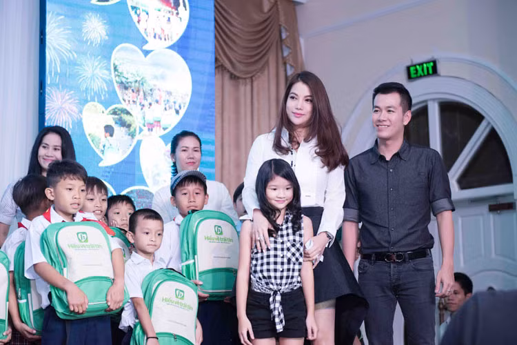 Bảo Tiên cùng mẹ tham gia sự kiện. Con gái Trương Ngọc Ánh nhiều lần được đồng hành cùng mẹ trong những hoạt động cộng đồng,