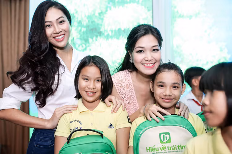 Dù có lịch trình khá bận rộn nhưng hàng loạt các người đẹp như: Hoa hậu Thùy Dung, hoa khôi Diệu Ngọc cũng sắp xếp thời gian để có mặt và tham gia các hoạt động xuyên suốt của chương trình. 