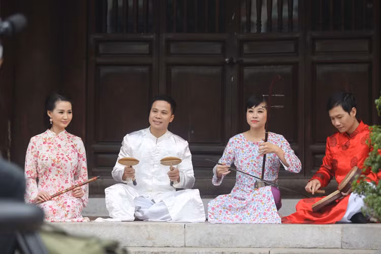 Hoa hau Suong Dang bay tu My ve VN quay MV xam