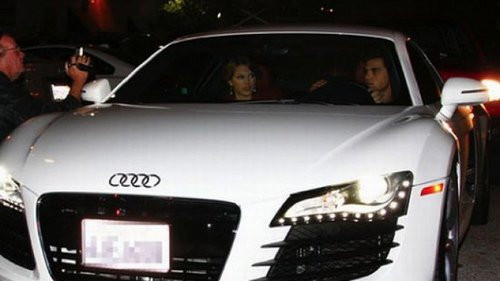 Không dùng siêu xe để phô trương sức mạnh song Taylor cũng đã "kịp" sắm cho mình 4 chiếc xe hạng sang là Audi R8, Mercedes Benz Viano, Porche 911 Turbo và Chevy Silverado. Chiếc đắt nhất có giá trị hơn 150.000 đô, chiếc rẻ nhất cũng đã là 30.000 đô. Nữ ca sỹ chủ yếu để nhân tình lái xe và tiện thể…cầm chìa khóa luôn.