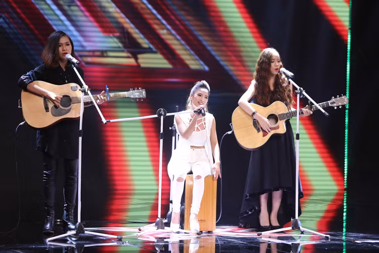 Ở hạng mục nhóm nhạc, nhóm Cánh diều gồm ba cô gái đến từ ba vùng miền khác nhau bao gồm: Hoàng Anh đến từ Hà Nội, Hoàng Ly đến từ Đà Nẵng và Vân Linh đến từ Vũng Tàu đã “làm nóng” sân khấu Nhân tố bí ẩn với ca khúc "Thu cuối" được phối lại mới mẻ theo phong cách riêng của nhóm. Họ vừa hát vừa chơi nhạc cụ mộc là guitar và trống cajon.