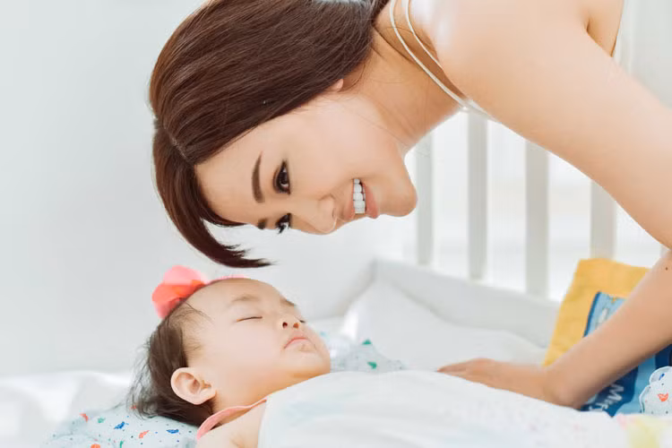 "Ý tưởng của tôi trong bài được chia thành 2 phần. Âm nhạc chuyển từ giọng thứ (nửa bài đầu) thể hiện sự nỗi buồn, những khó khăn vất vả của một người phụ nữ phải sinh con một mình. Đoạn giữa với violin sẽ thể hiện những khó khăn cùng cực, những bi kịch, đấu tranh của người mẹ đơn thân'.