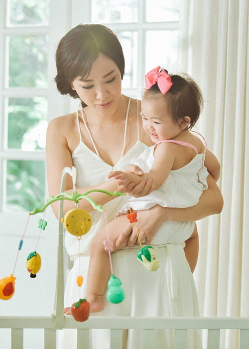 “Giọt nước khi con chào đời” là ca khúc nói về tình mẫu tử thiêng liêng do nhạc sĩ Lưu Thiên Hương sáng tác.