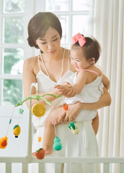 “Giọt nước khi con chào đời” là ca khúc nói về tình mẫu tử thiêng liêng do nhạc sĩ Lưu Thiên Hương sáng tác.